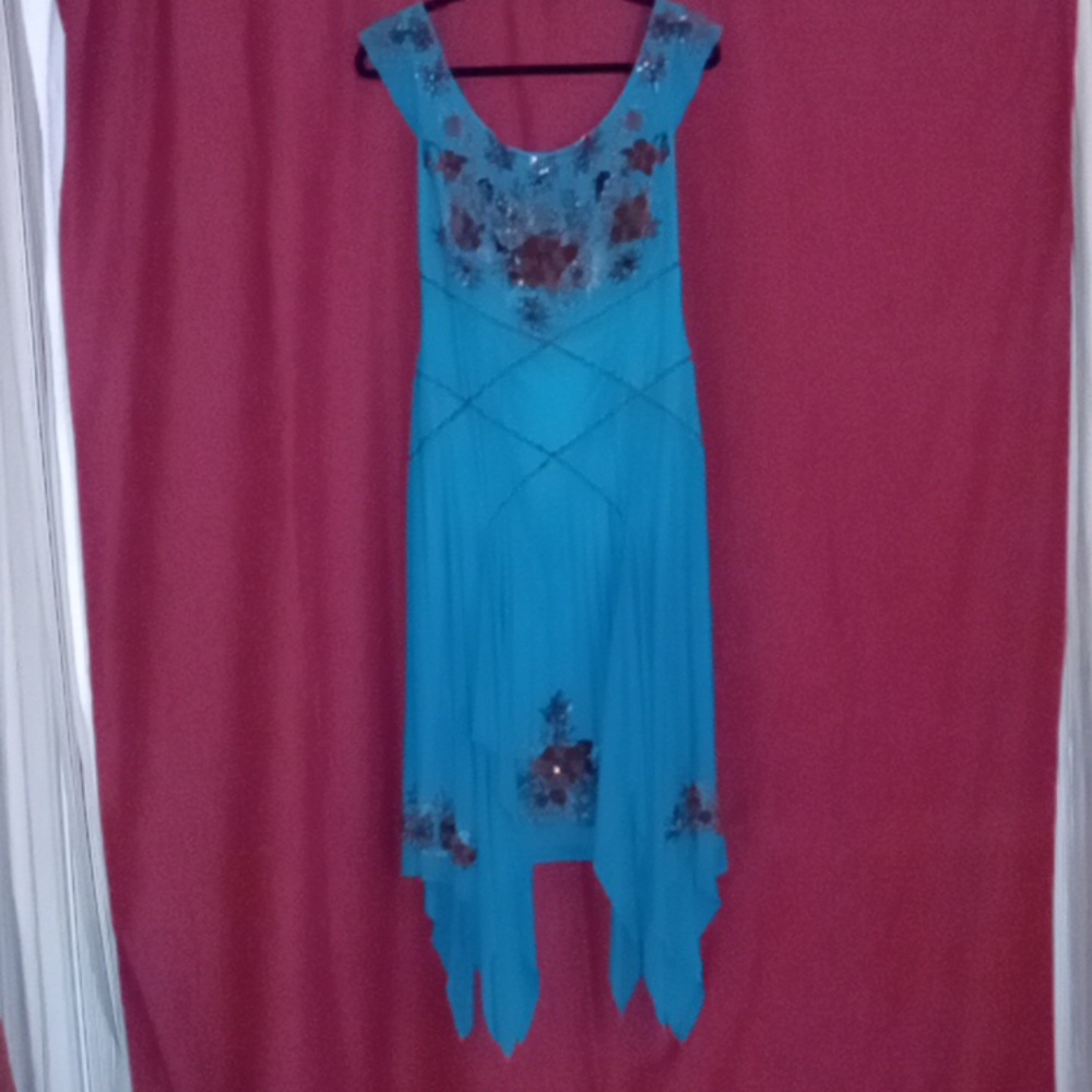 Gorgeous Sue Wong dress. Featuring a drop waist and a handkerchief hemline.